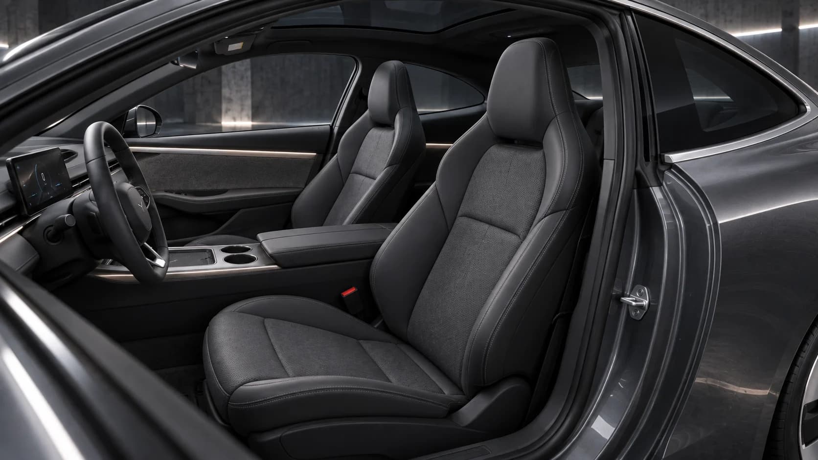 Dyntree M1E Divide Graphite prototype — front seats